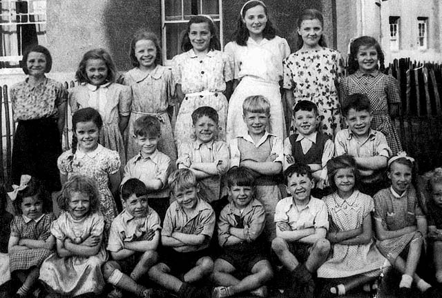 Children in Whitson Terrace, Edinburgh  -  Around 1948