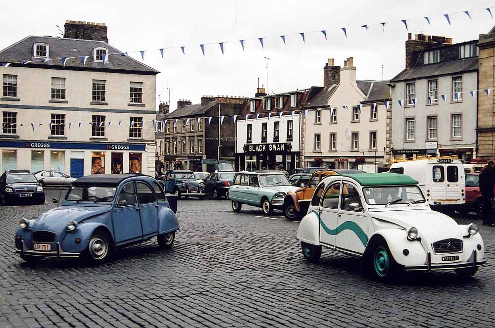 Citroen 2CVs in the centre of Kelso in the Scottish Borders  -  during the World 2CV Meeting held at Kelso, July 2005   -  Large photo