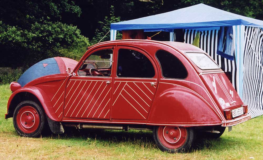 A Citroen 2CV in the grounds of Floors Castle,  Kelso, in the Scottish Borders  -  during the World 2CV Meeting held at Kelso, July 2005   -  Large photo