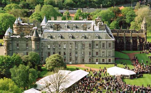 Photograph by Peter Stubbs  -  Edinburgh  -   May 2002  -  Holyrood Palace and Abbey