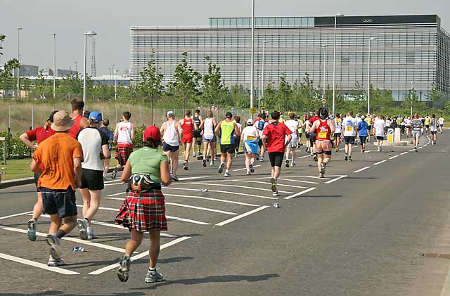 Edinburgh Marathon passing through Granton  -  June 11, 2006