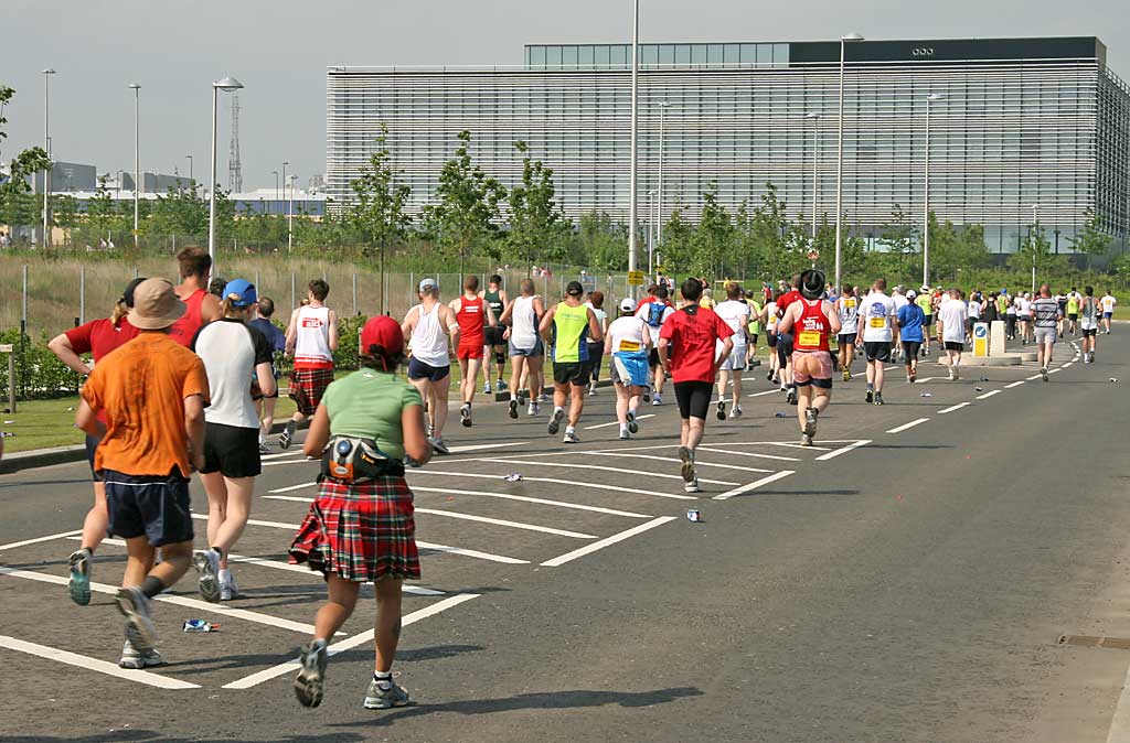 Edinburgh Marathon passing through Granton  -  June 11, 2006