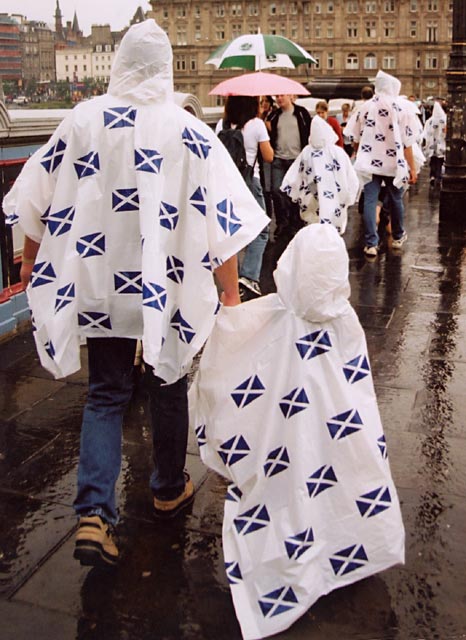 Photograph by Peter Stubbs  -  Edinbuirgh  -  August 2002  -  North Bridge in wet weather  We