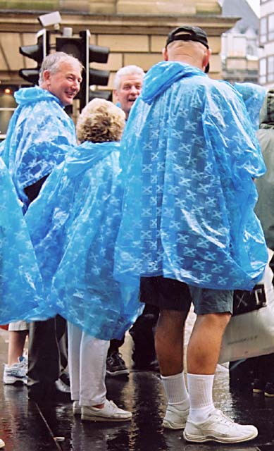 Photograph by Peter Stubbs  -  Edinburgh  -  August 2002  -  Wet weather in the Royal Mile, close to George IV Bridge