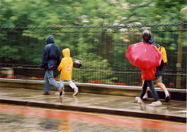 Photograph by Peter Stubbs  -  Edinburgh  -  August 2002  -  Walking down the Mound in wet weather