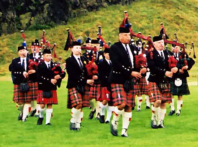 Photograph by Peter Stubbs  -  Edinburgh  -  August 2002  -  Pipers in Queen's Park