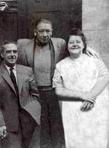 Photograph of Tommy Valance, Jimmy Broadbent and Bella Gold (nee McMillan) in East Arthur Place, Dumbiedykes, 1958