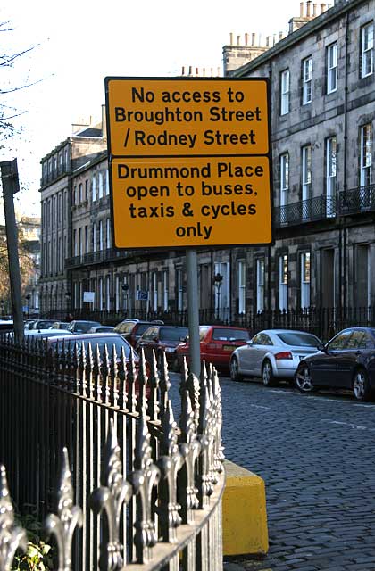 Road sign introduced into Edinburgh New Town in 2005 as part of the Central Edinburgh Traffic Management Scheme  -  Looking east along Fettes Row from Dundas Street