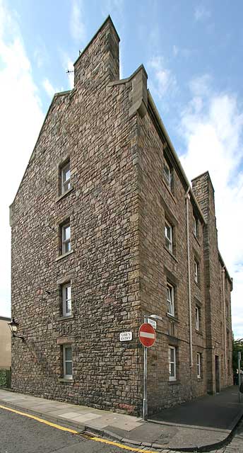 The corner of Gibb's Entry and Simon Square  -  July 2008