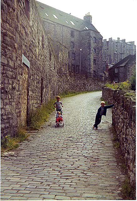 Loking downstreeam along the Water of Leith, beside Hawthornbank Lane, Dean