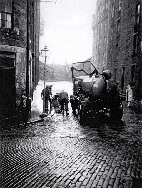 Dumbiedykes Survey Photograph - 1959  -  Clearing the Drains