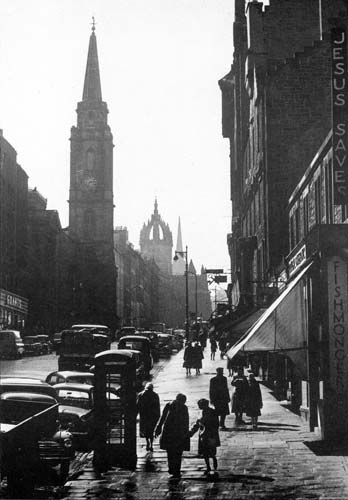 The High Street, Edinburgh  -  Looking past the Tron Kirk and St Giles Cathedral towards Edinburgh Castle