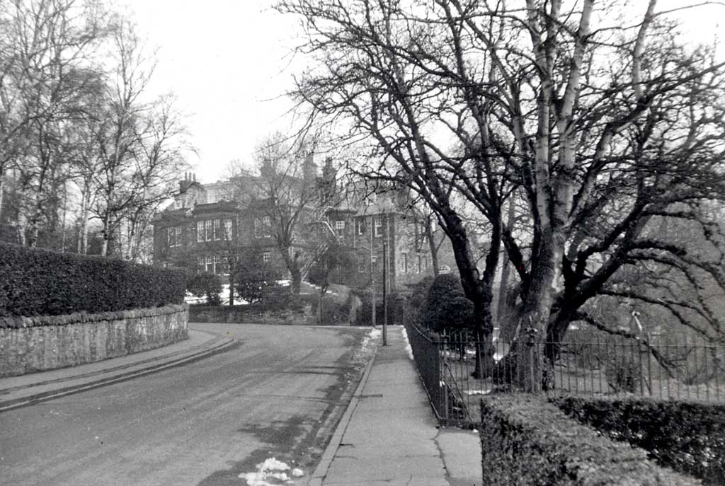 Loking up Arboretum Avenue from the SW towards 35 Inverleith Terrace