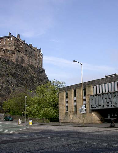 Photograph by Sarah Dalrymple, Edinburgh  -  2007  -  Johnston Terrace and Edinburgh castle
