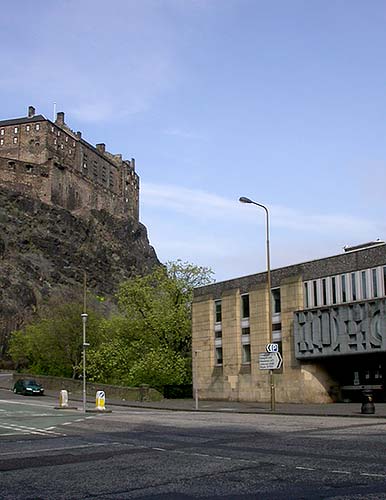 Photograph by Sarah Dalrymple, Edinburgh - 2007 - Johnston Terrace and Edinburgh castle