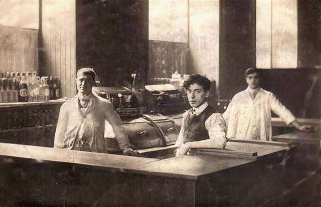 Scappaticcis Fish & Chip Shop on the corner of Kirkgate and Cotfield Lane, around 1920