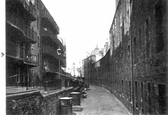 Dumbiedykes Survey Photograph - 1959  -  Lower Viewcraig Row, with an arrow pointing to Number 65, First Balcony