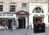 High Street, Edinburgh  -  Entrance to New Assembly Close