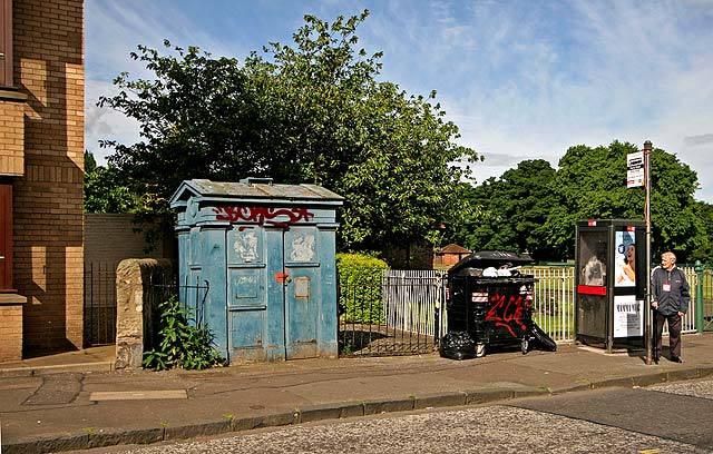 Police Box in Newhaven Road, at the SE corner of Victoria Park  -  2008