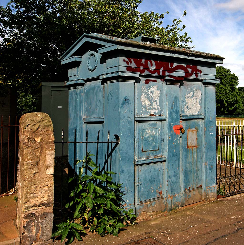 Police Box in Newhaven Road, at the SE corner of Victoria Park  -  2008