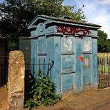 Police Box in Newhaven Road, at the SE corner of Victoria Park  -  2008