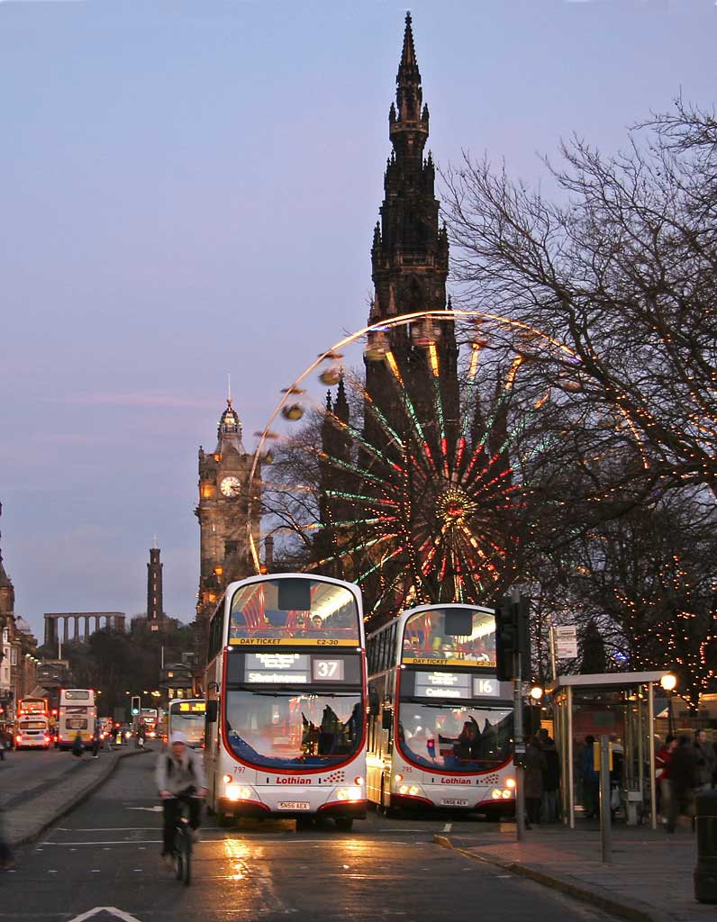 Duke of Wellington statue in front of Register House at the East End of Princes Street  -  4.48pm on January 26, 2007