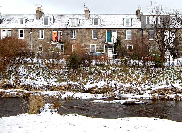 Looking east across the Water of Leith to Stockbridge Colonies, Reid Terrace from Arboretum Acenue  -  December 2009