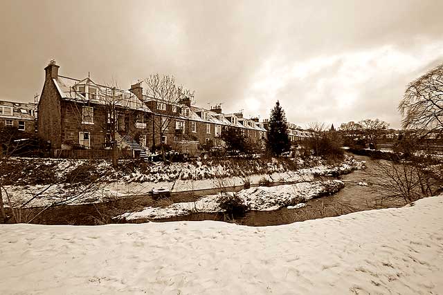 Looking SE across the Water of Leith to Stockbridge Colonies, Reid Terrace from Arboretum Acenue  -  December 2009