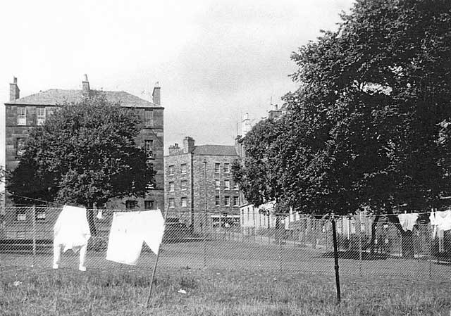 Dumbiedykes Survey Photograph - 1959  - Salisbury Square looking west