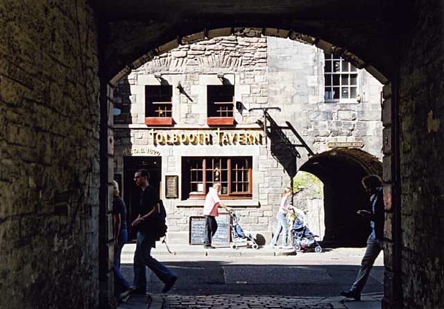 View from Sugarhouse Close  -  looking across the Edinburgh Royal Mile towards Tolbooth Tavern and Old Tolbooth Wynd