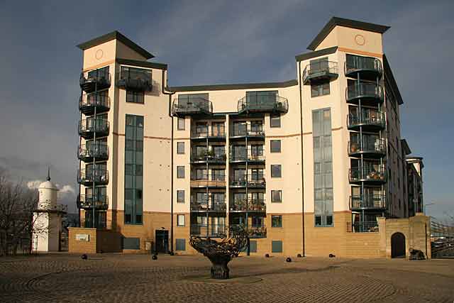 Tower Place  -  New apartments  -  photographed November 2005