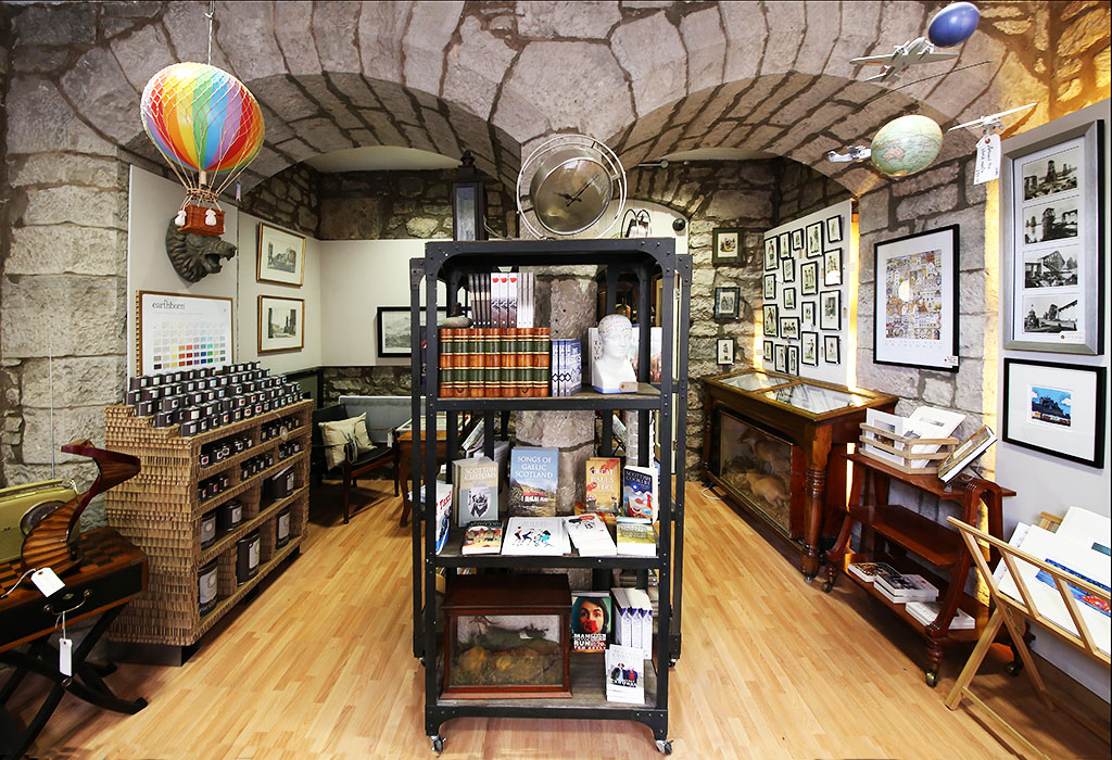 Shop at 40 Victoria Street, Old Town, Edinburgh - Photographed 13 March 2014