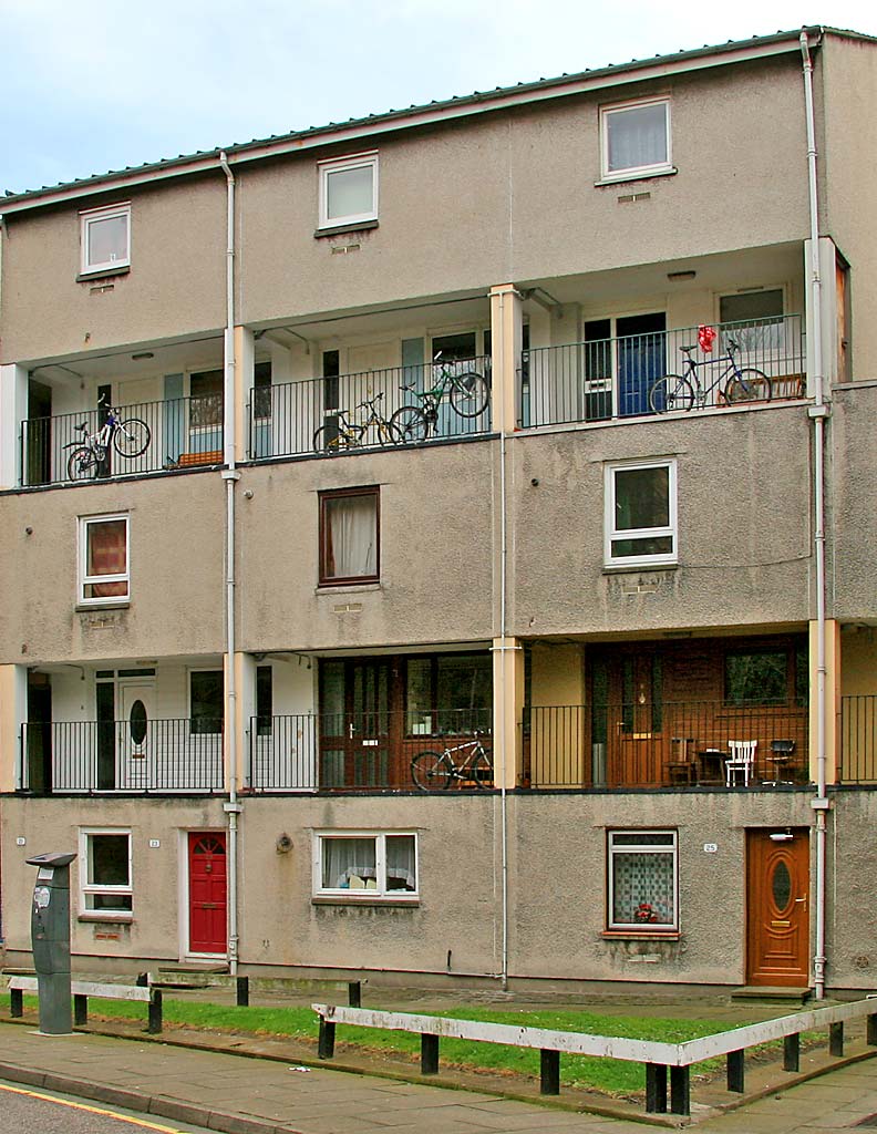 Dumbiedykes Road from Viewcraig Street  -  April 2006