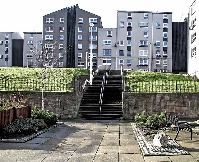 Looking up to Viewcraig Street from the back of the flats in Dumbiedykes Road