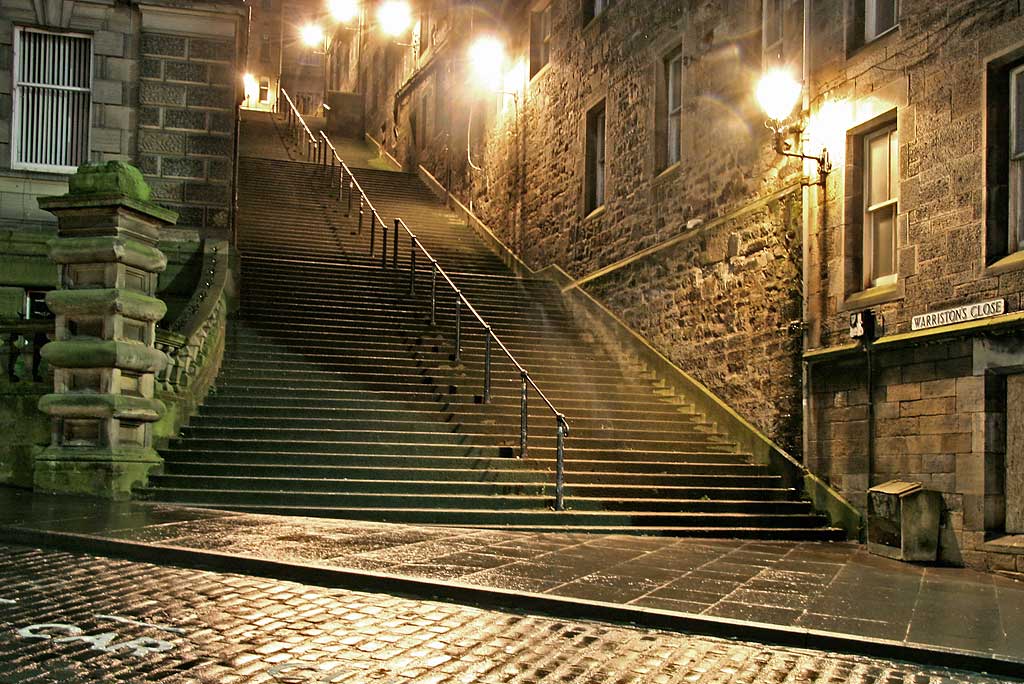 Looking up Warriston's Close from Cockburn Street  -  December 2007