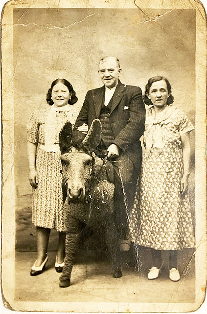 Photograph from Lees' studio, Portobello - Members of the Duncan family