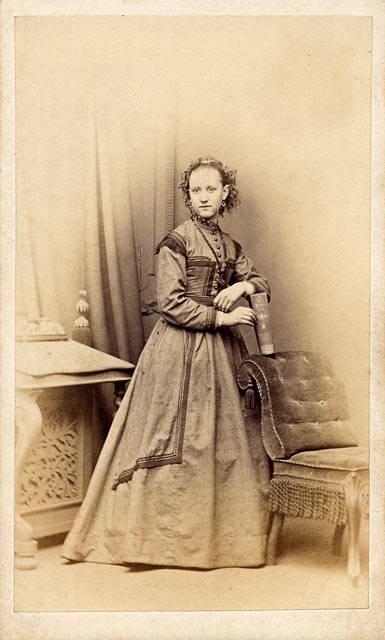 Carte de visite  -  Kyles  -  36 Regent Street  -  Lady, book and chair