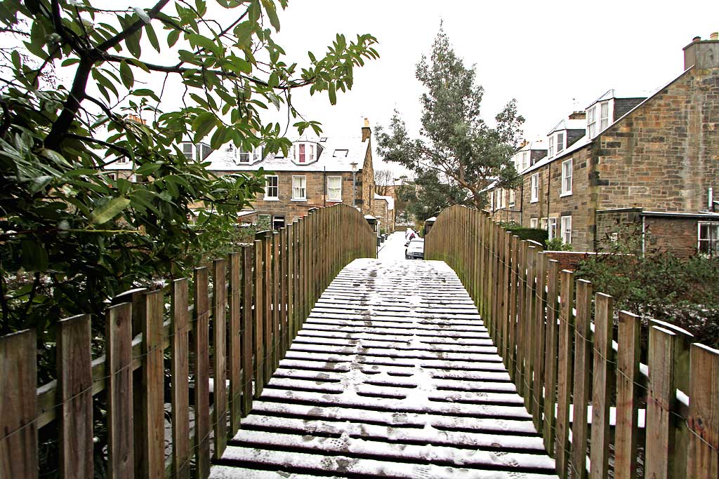 Looking south across the footbridge over the Water of Leith to Stockbridge Colonies, Bell Place, from Rockheid Path  -  December 2009